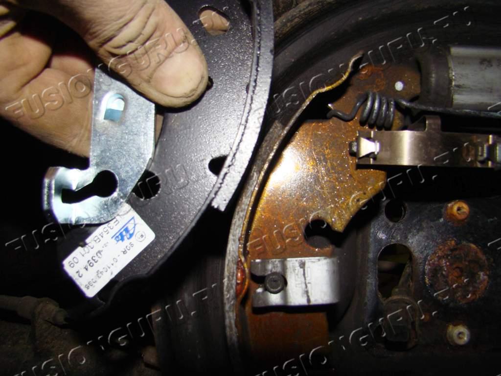 Ford Focus 2 задние тормозные колодки снять замена ремонт ...